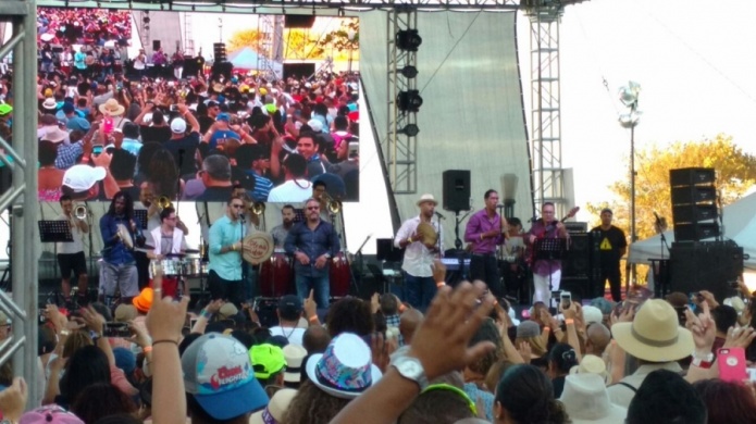 Miles disfrutan en las Fiestas de la calle San SebastiÃ¡n a pesar del incidente de anoche