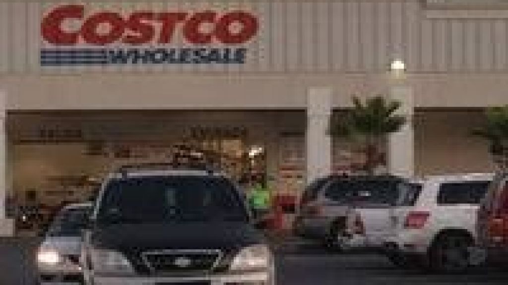  Se llevan herramientas de un auto en estacionamiento mega tienda en Caguas 