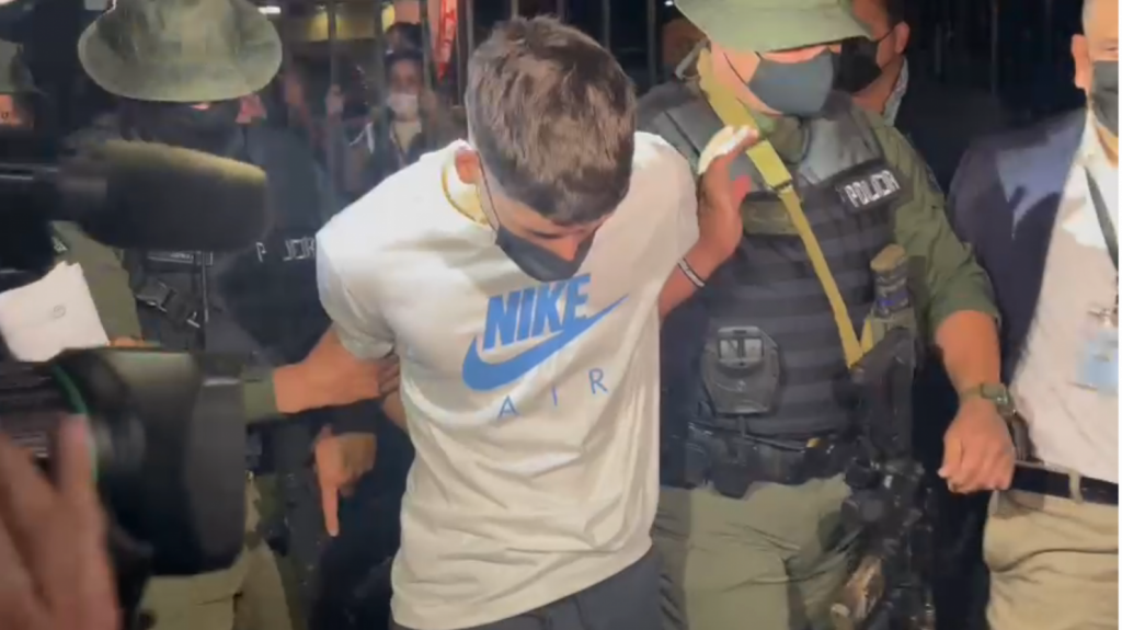  Video: Momento que se entrega tercer sospechoso de disparar contra un polic&iacute;a en Vista Hermosa 