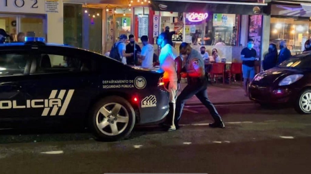  Fotos: Arrestan dos turistas durante intervenci&oacute;n en Condado 