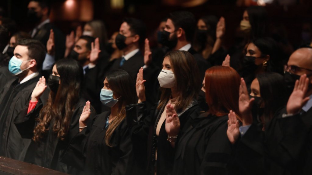 Entran al ruedo nuevos abogados y abogadas tras jurar en ceremonia especial 