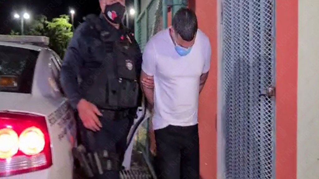  Video: Momento en que trasladan al hombre que intent&oacute; atropellar dos polic&iacute;as hoy en Carolina 