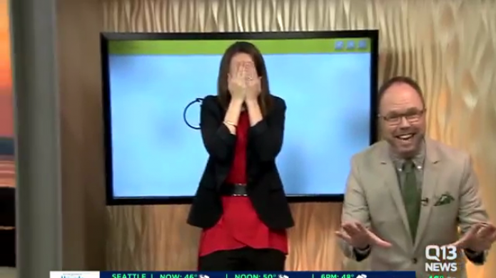 Una presentadora de noticias intenta dibujar un "caÃ±Ã³n", pero le sale "otra cosa"