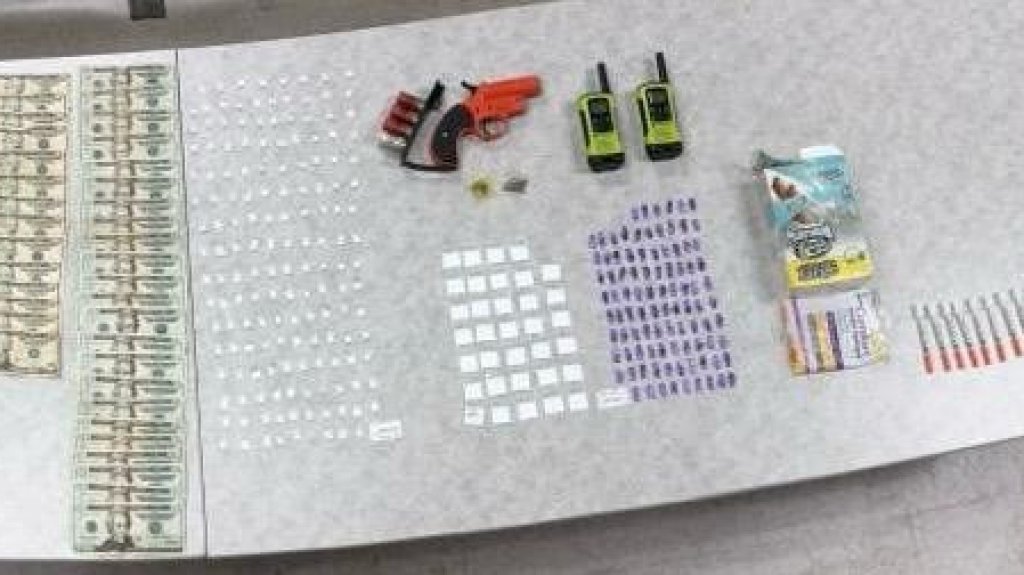  Un joven y una mujer arrestados durante allanamiento en Hatillo 