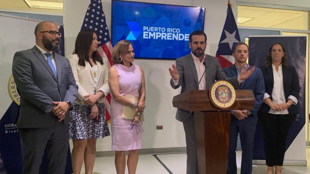  Gobernador firma ley para establecer pol&iacute;tica p&uacute;blica sobre econom&iacute;a colaborativa 