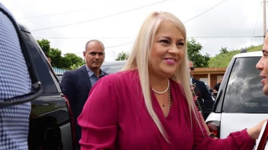  Gobernadora dice que en medio de la temporada de huracanes no se puede botar al jefe de NMEAD 