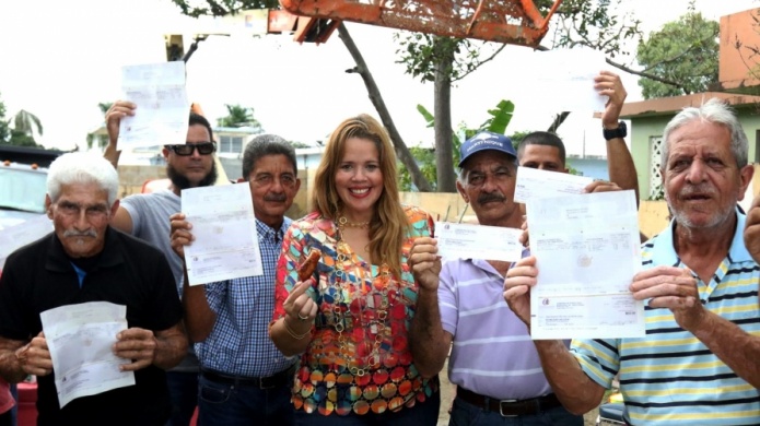 Lornna Soto entrega bono de Navidad a son de plena