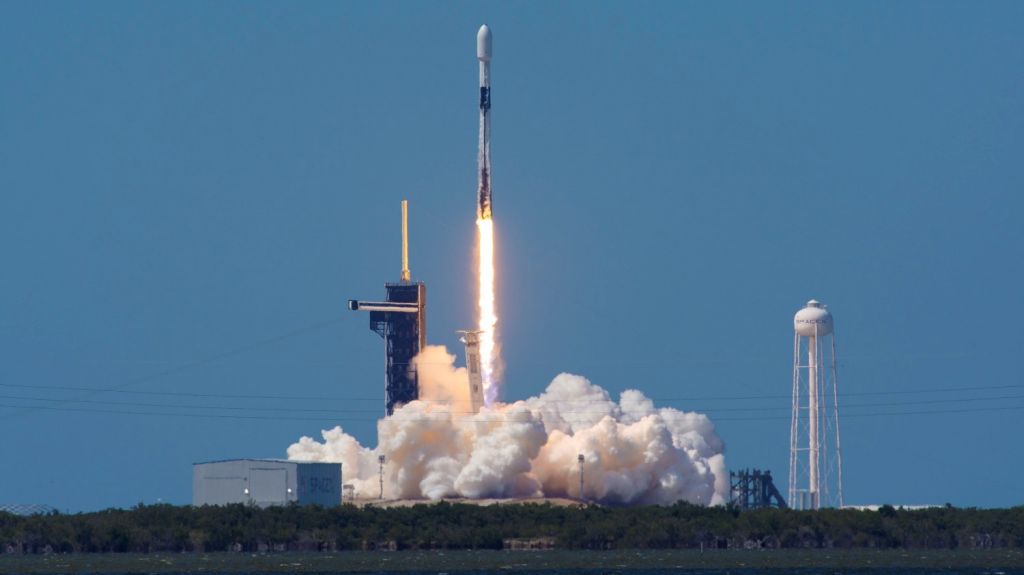  SpaceX env&iacute;a al espacio 60 sat&eacute;lites para su red de alta velocidad 