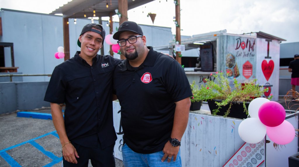  Hacen donativo a comerciante a quien le hurtaron un carret&oacute;n en Hatillo 