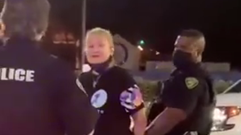  VIDEO: Una mujer lanza insultos xen&oacute;fobos contra una pareja en EE.UU., llama a la Polic&iacute;a y termina arrestada 