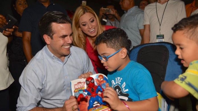 Gobernador y primera dama atienden preocupaciones de vecinos del residencial Luis Llorens Torres