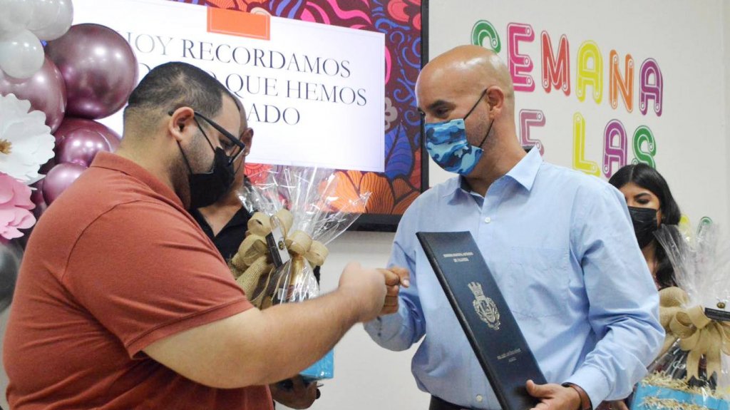  Alcalde de Fajardo reconoce a empleados bibliotecarios 