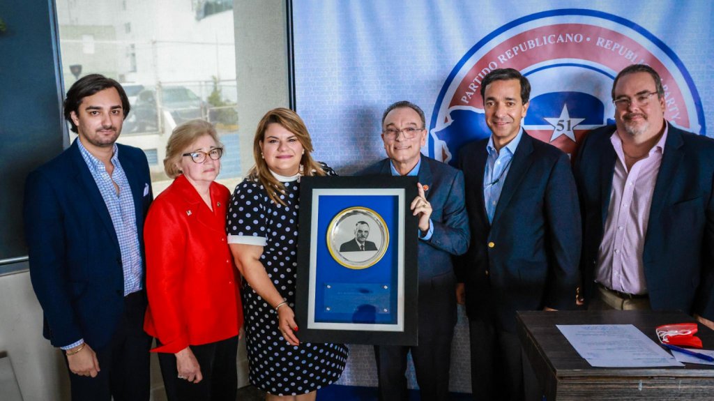  Premian a Jenniffer Gonz&aacute;lez por su liderato a favor de la Igualdad 