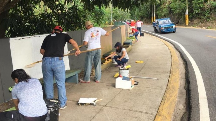 Residentes de Morovis  se unen a su alcaldesa para acicalar la ciudad 