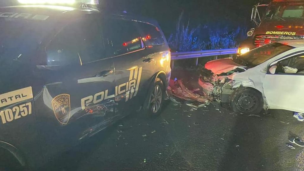  Fotos: Heridos dos polic&iacute;as luego que conductor impactara su patrulla en San Sebasti&aacute;n 