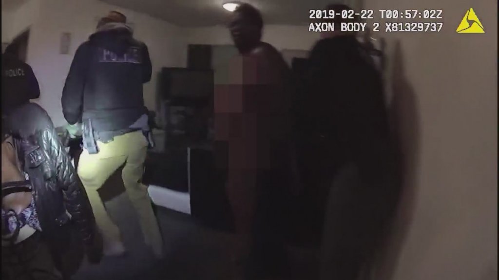  VIDEO: C&aacute;maras corporales muestran c&oacute;mo la Polic&iacute;a entra por error a una casa y esposa a una mujer sin ropa 