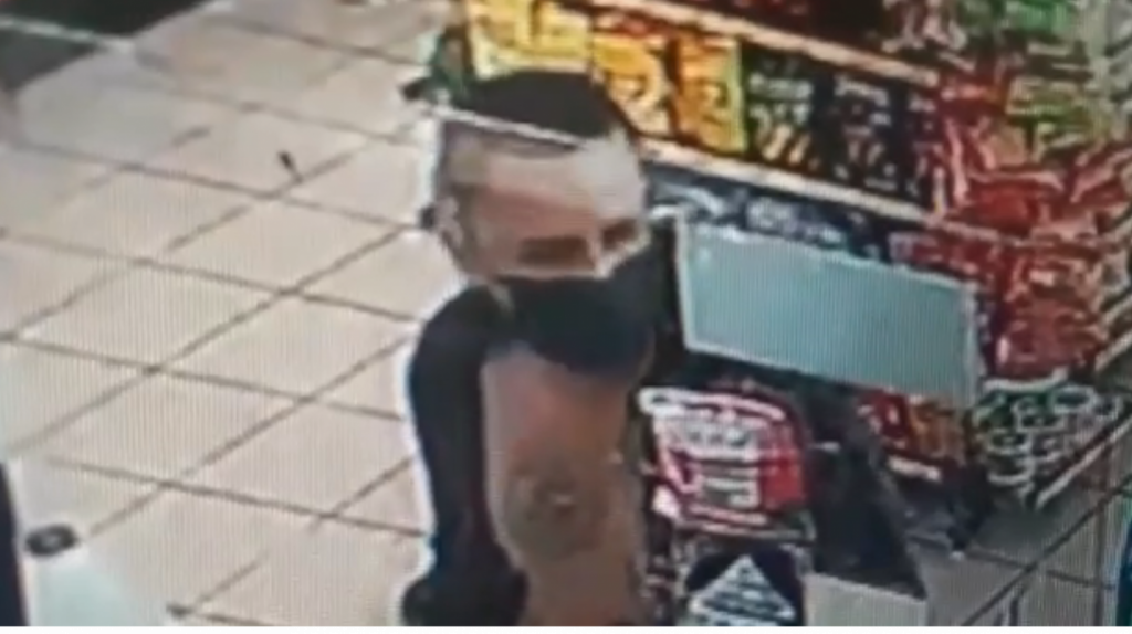  Video: Qued&oacute; grabado robando botellas de Vino en gasolinera de Carolina 