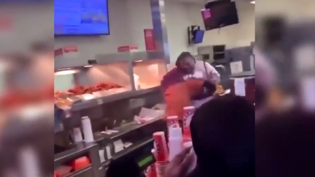  Video:Acuchillan a joven en restaurante, peleaba por un sándwich de pollo 