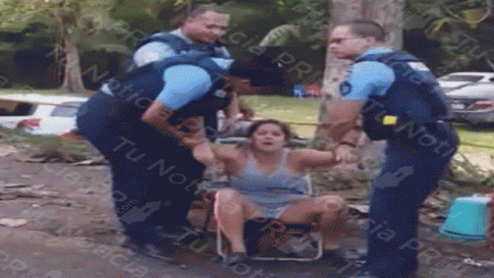 Bajo Fianza mujer policÃ­a que apunto su arma a baÃ±istas de un rio 