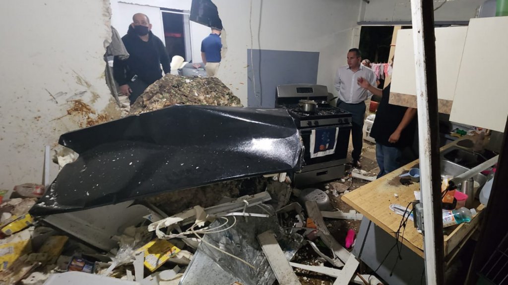  Video: Una bebe herida luego que gigantesca roca y derrumbe cayera sobre residencia en Arecibo 