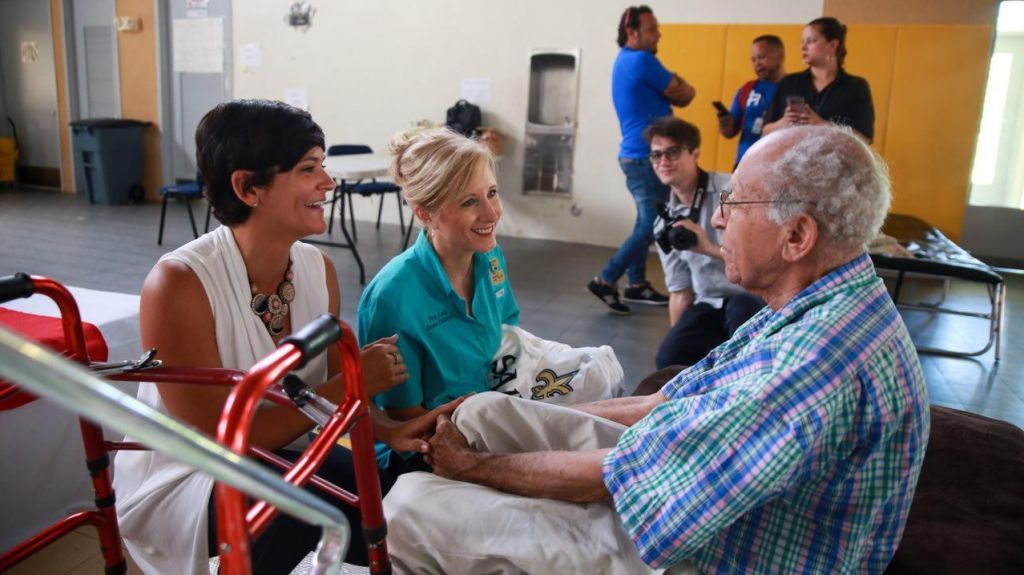 Primera dama de Louisiana visita a los refugiados del huracÃ¡n MarÃ­a 