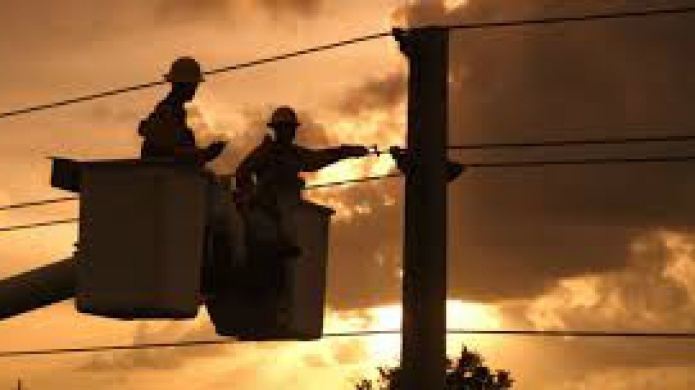 ESTABLE EMPLEADO DE LA AEE TRAS ACCIDENTE LABORAL EN ARECIBO