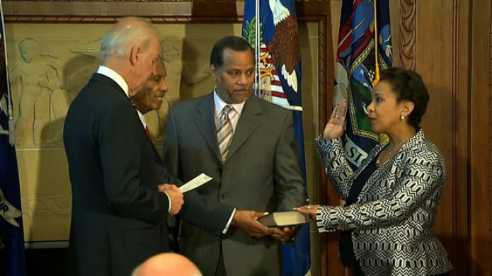 Loretta Lynch hace historia al jurar como secretaria de Justicia de EE.UU.