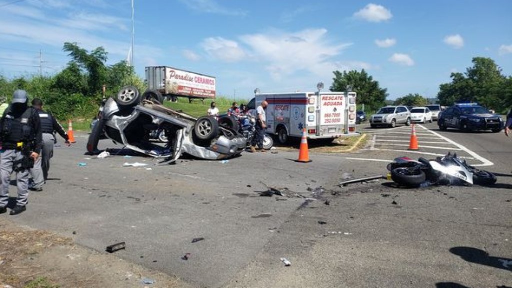  Fotos: Se reporta violento accidente con motora y un auto volcado en Aguada 