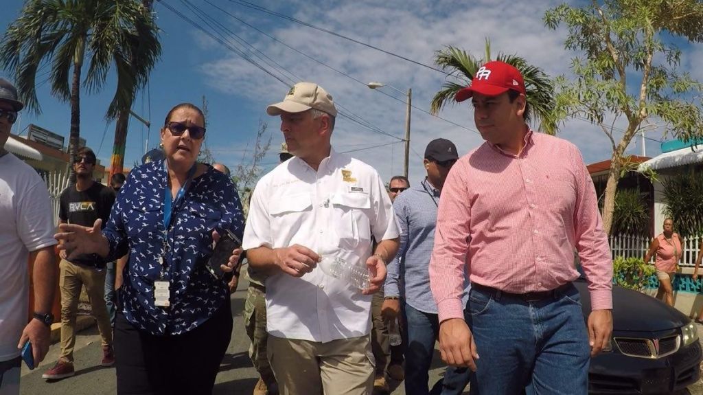 Secretarios de la GobernaciÃ³n y Vivienda visitan el Oeste para llevar ayudas a afectados por MarÃ­a