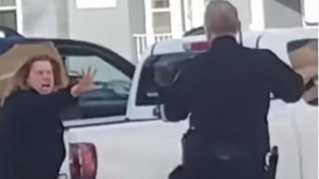  Video: Mujer intenta "expulsar demonio" de polic&iacute;a y ocurre algo inesperado 