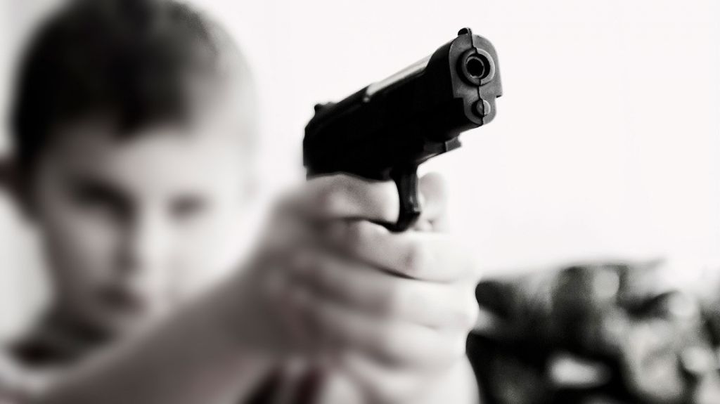  Ni&ntilde;o de 5 a&ntilde;os encuentra un arma tirada y mata a su hermano al creer que era de juguete 