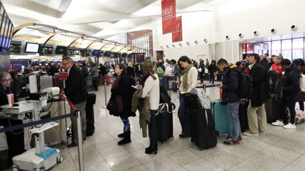 Caos en EE.UU. por nevadas: miles de vuelos cancelados y retrasados