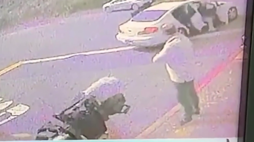  VIDEO: Asaltan a punta de pistola a un reportero que informaba sobre robos en EE.UU. 