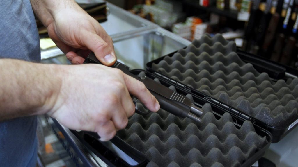  Acusan a dos hombres de Nueva York de comprar armas para un tiroteo masivo 