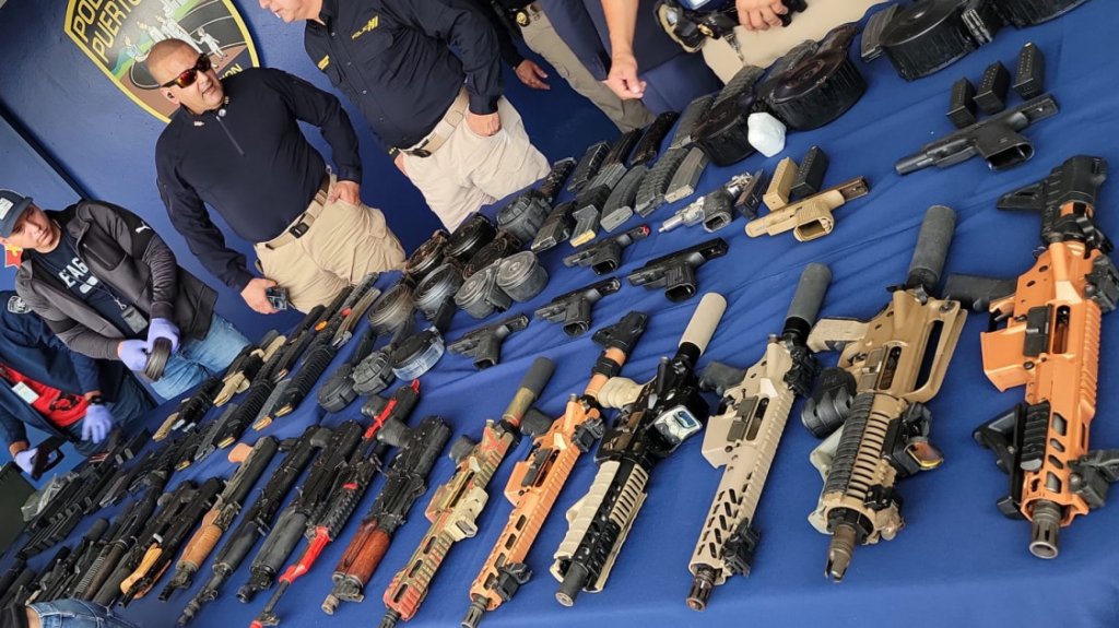  Video: Polic&iacute;a ocupa arsenal de armas y municiones que pudieran estar ligadas a m&uacute;ltiples asesinatos recientes 