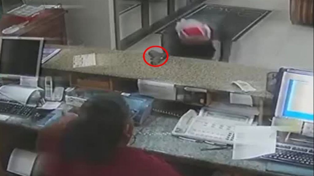  Video: Fue a robar pero se distrajo tomando el dinero y dej&oacute; la pistola en el &ldquo;counter&rdquo; 