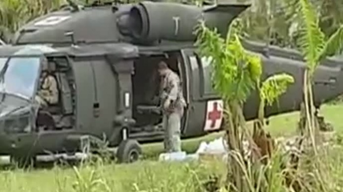 Video: Captan soldados lanzando de "mala gana" suministros en Vega Alta 
