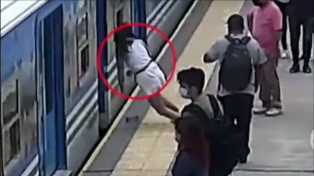  VIDEO: El impactante momento en que una mujer cae debajo de un tren en Argentina 