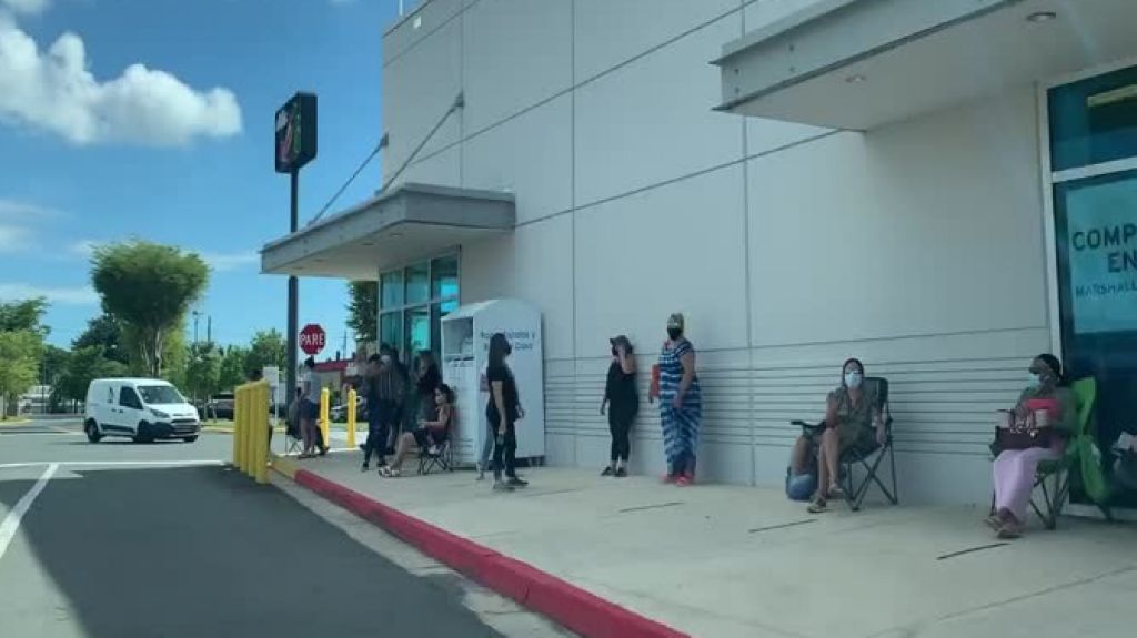  Video de la &ldquo;Mega fila&rdquo; en la apertura de Marshalls de Bayam&oacute;n 