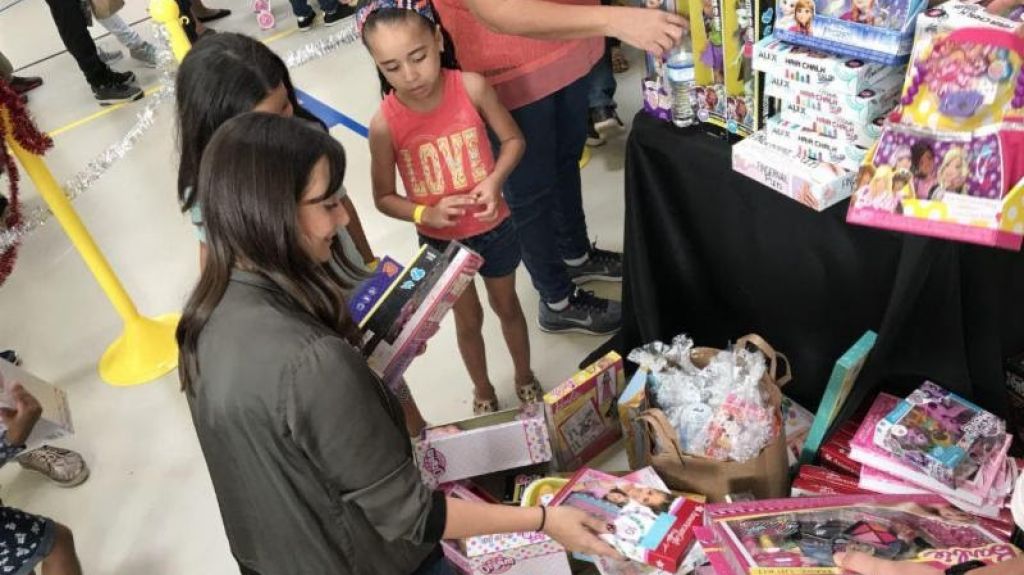  Actriz Karla Monroig obsequia casi mil juguetes a ni&ntilde;os de su natal Guayama 