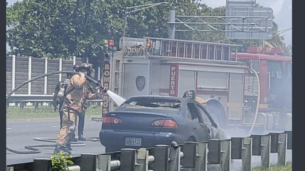  Carro se incendia en Expreso Baldorioty 