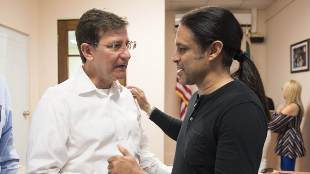  Alcalde de Adjuntas y secretario de la Gobernaci&oacute;n eval&uacute;an plan de energizaci&oacute;n 