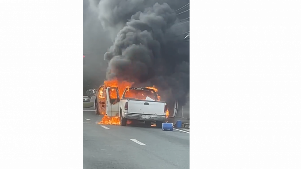  Video: Se incendia un veh&iacute;culo en Bayam&oacute;n 