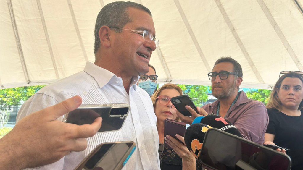  Gobernador rinde su planilla y recibe reintegro de 2,679 dólares 