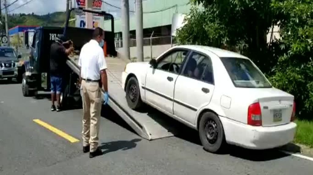  Video: Polic&iacute;a municipal de Ceiba lo deja a pie, por salir el d&iacute;a que no le corresponde a su tablilla 