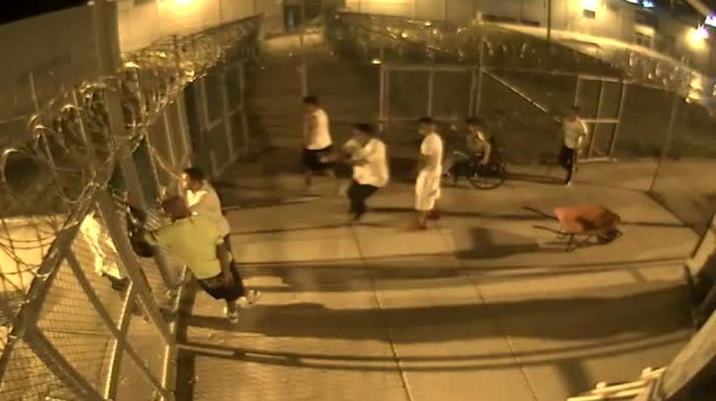  Video: Confinados disparan contra otro en plena c&aacute;rcel 