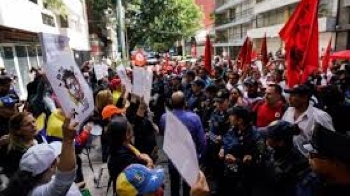 Video: Cientos de venezolanos protestan rodeados de mexicanos que respaldan a Maduro