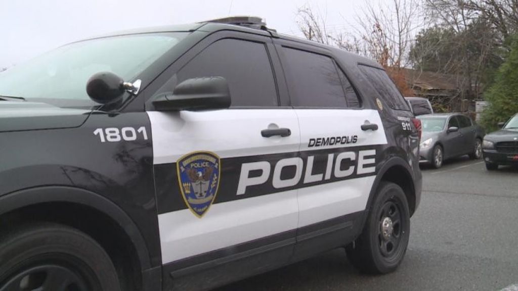  VIDEO: Un polic&iacute;a golpea al due&ntilde;o de una tienda de licores despu&eacute;s de que este llamara a las fuerzas del orden para denunciar un robo 