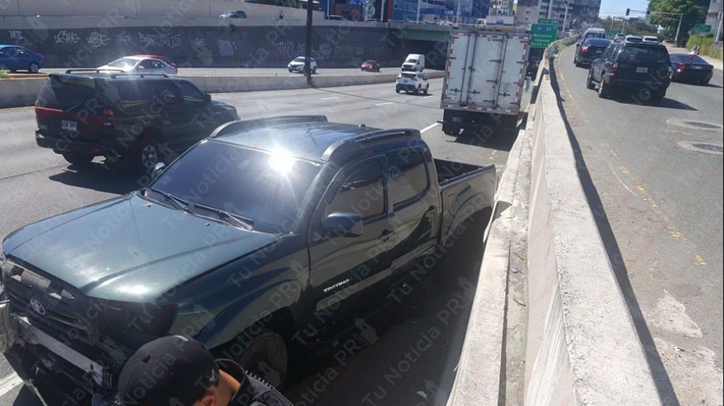 Tap&oacute;n en la Baldorioty: Encuentran Guagua chocada en contra del tr&aacute;nsito, abandonada, un cargador y un plomo de bala 