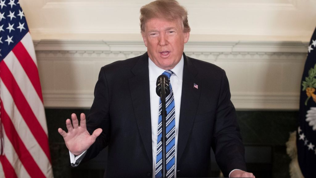  Trump carga contra la senadora Warren y la vuelve a llamar "Pocahontas" 